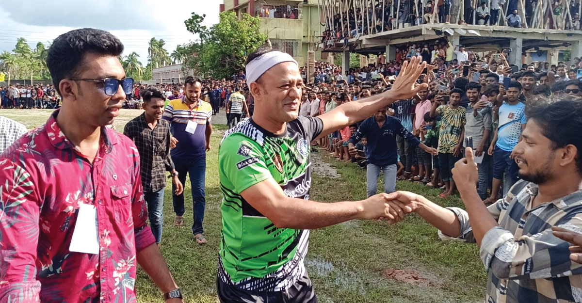 ব্যারিস্টার সুমনের খেলা দেখতে পাংশায় লাখো মানুষের ঢল