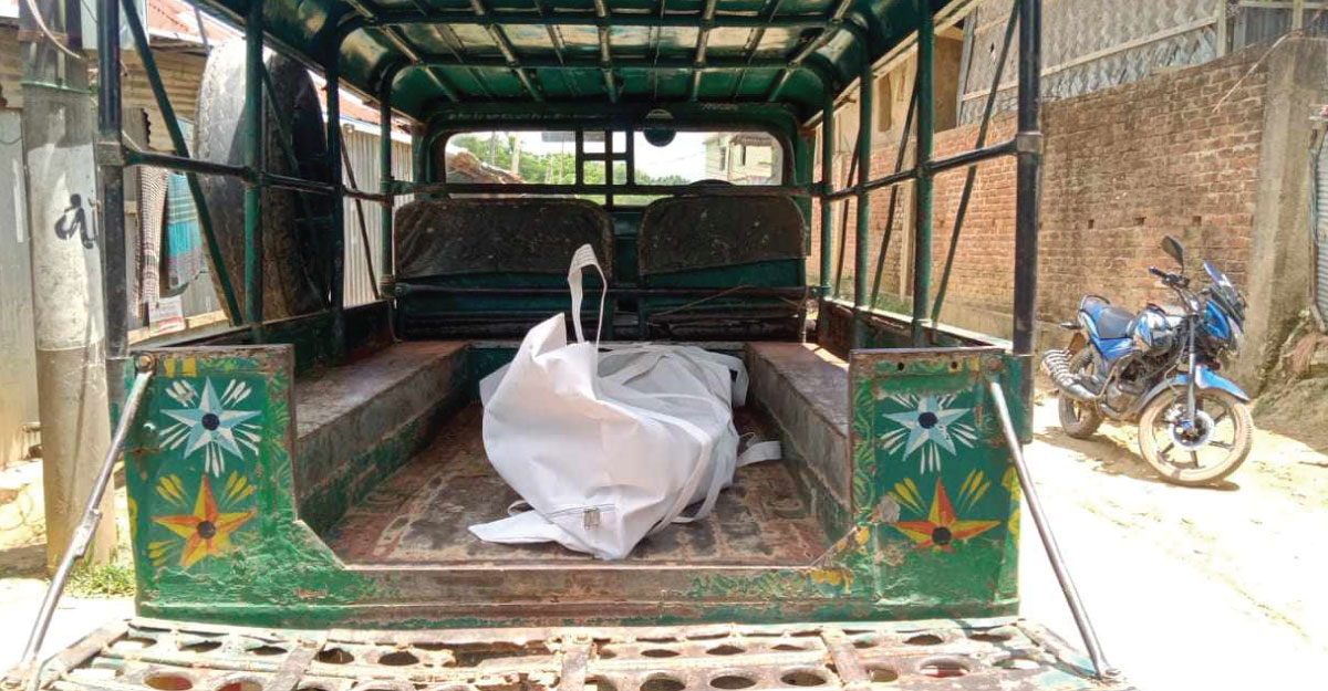 ঘরের আড়ার সঙ্গে ঝুলে ছিল কিশোরের লাশ