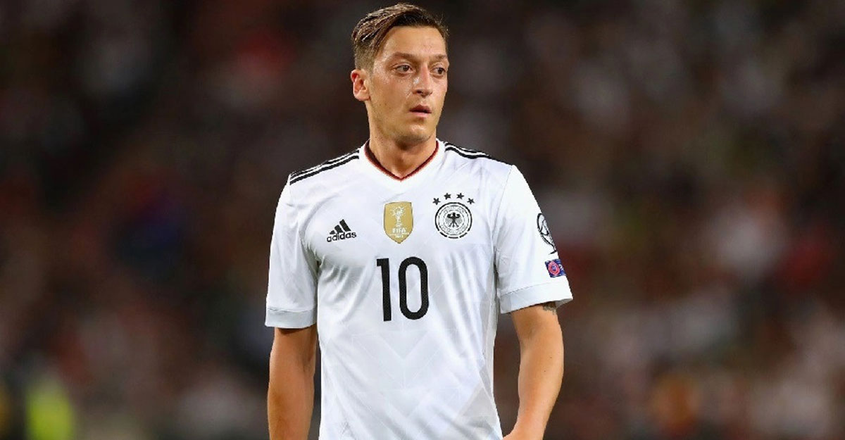 ফুটবলকে বিদায় জানালেন ওজিল