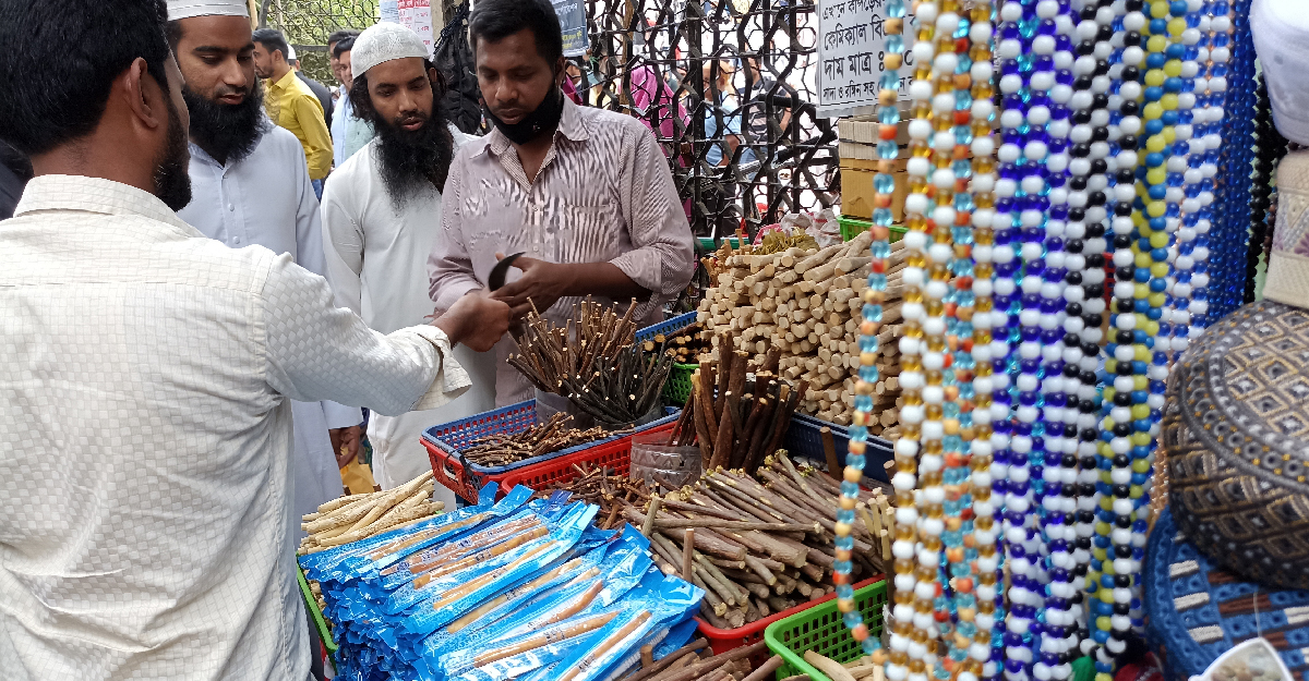 রোজায় বেড়েছে মেসওয়াক বিক্রি