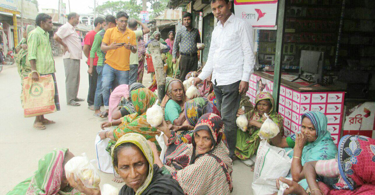 ইফতারি পেয়ে বেজায় খুশি তারা