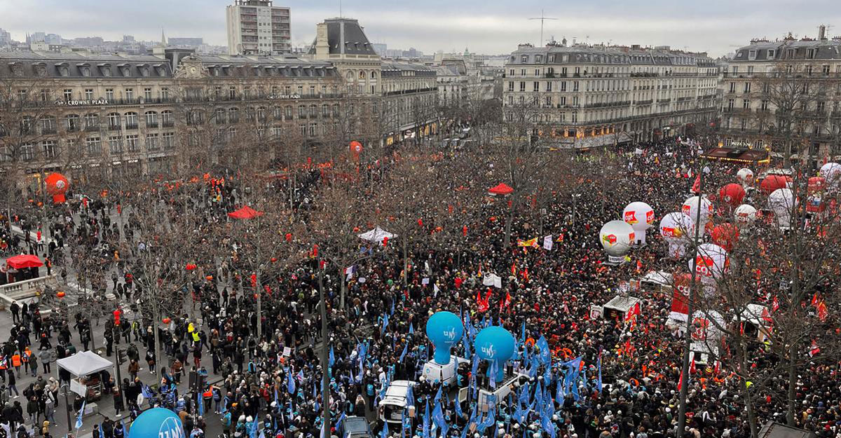 ফ্রান্সে পেনশন ইস্যুতে তীব্র বিক্ষোভ, বোর্দো টাউন হলে আগুন
