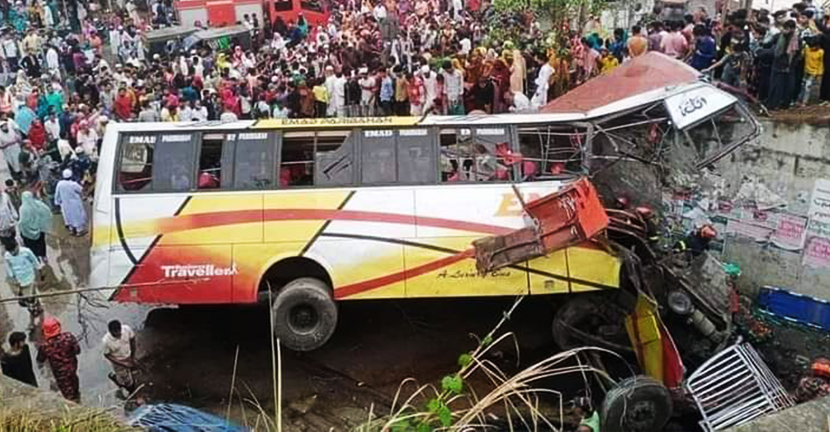 এক্সপ্রেসওয়ে থেকে ছিটকে পড়ার আগে উল্টে যায় বাসটি