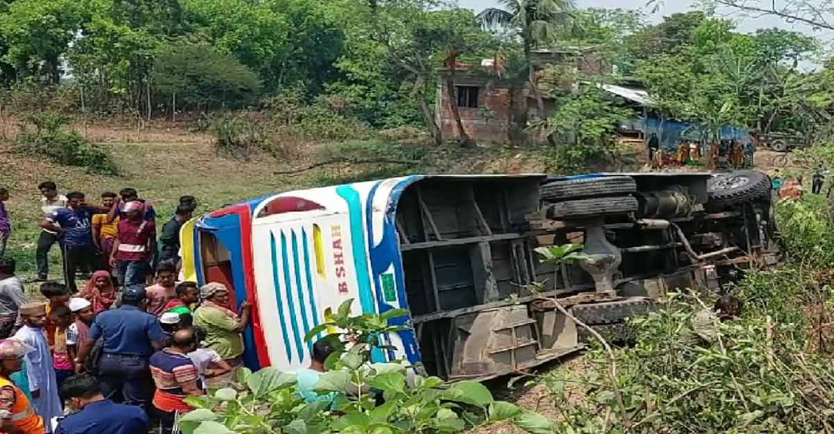 ঝিনাইদহে যাত্রীবাহী বাস খাদে, নিহত ১