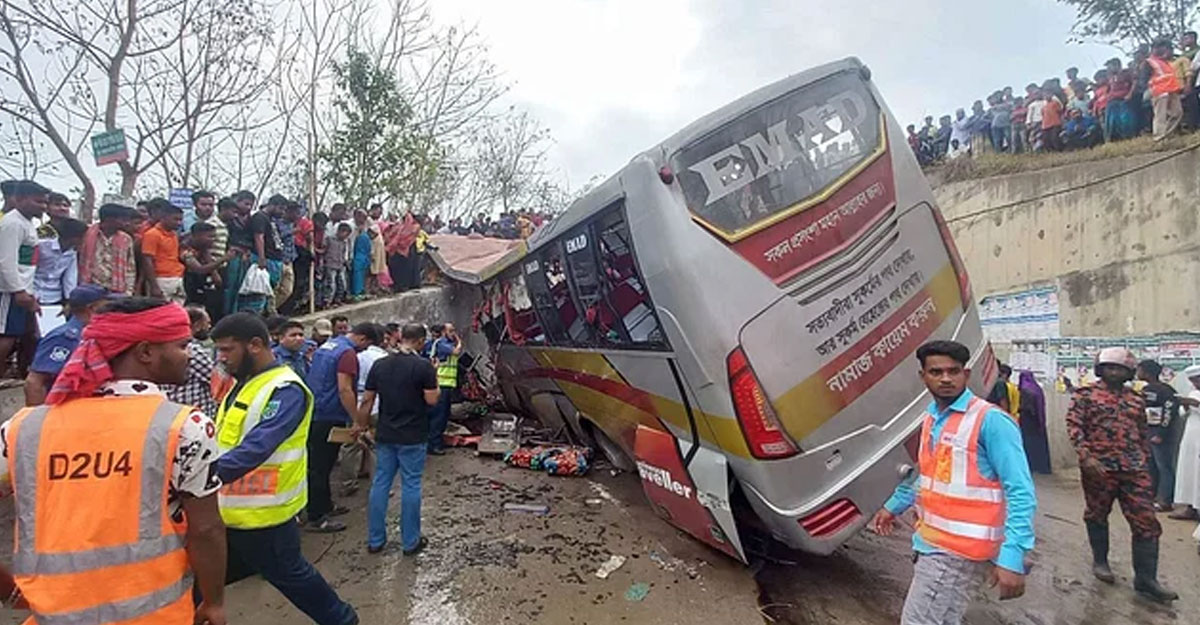 একদিনে সড়কে ঝরল ৩০ প্রাণ