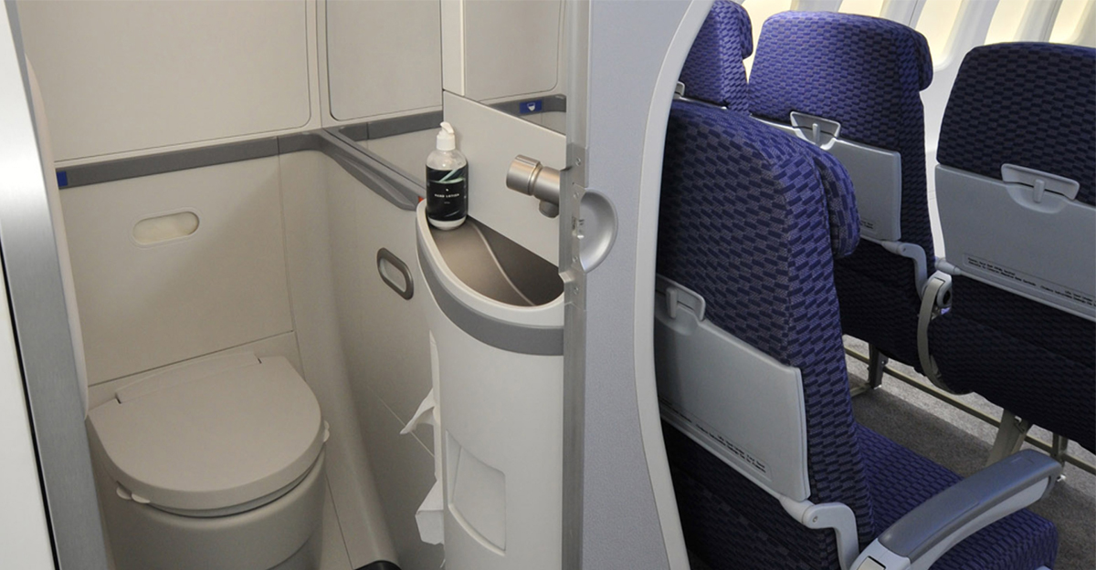 বিমানে টয়লেট ব্যবহার করার নিয়ম