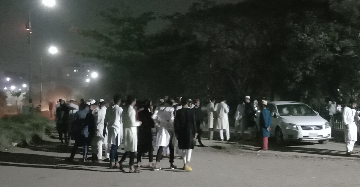 গভীর রাতে আজিমপুর কবরস্থানে উপচে পড়া ভিড়, স্বজনদের কান্না