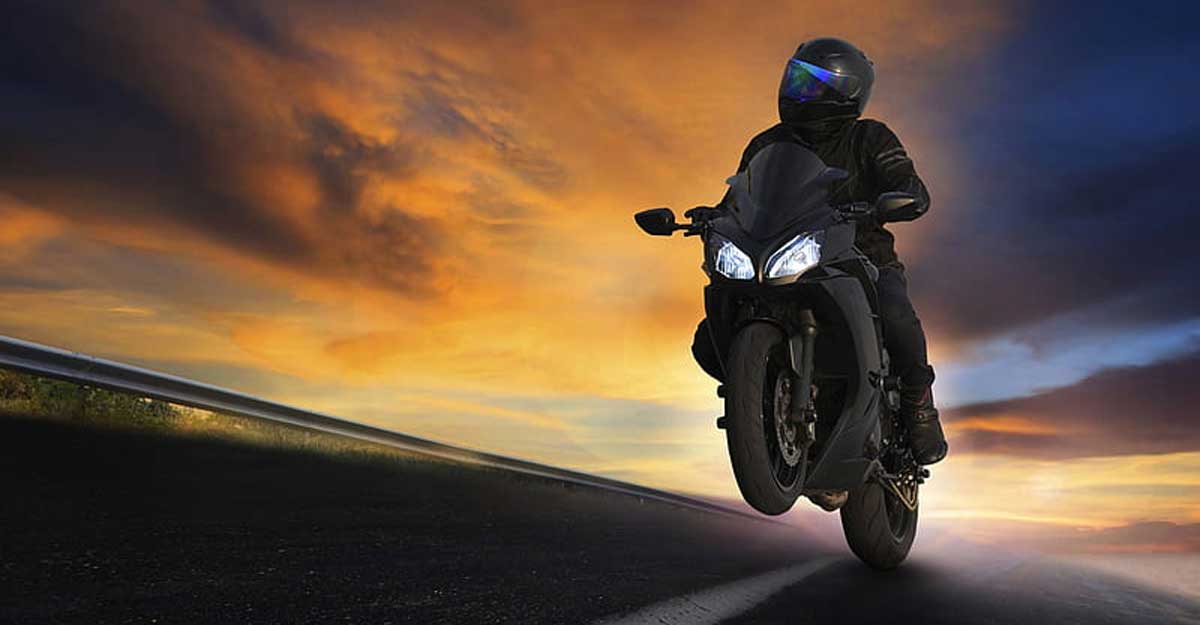 রাতে হাইওয়েতে নিরাপদে মোটরসাইকেল চালানোর নিয়ম