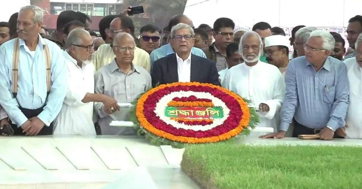‘নারায়ে তাকবীর’ স্লোগানে জিয়ার মাজারে বিএনপির শ্রদ্ধা