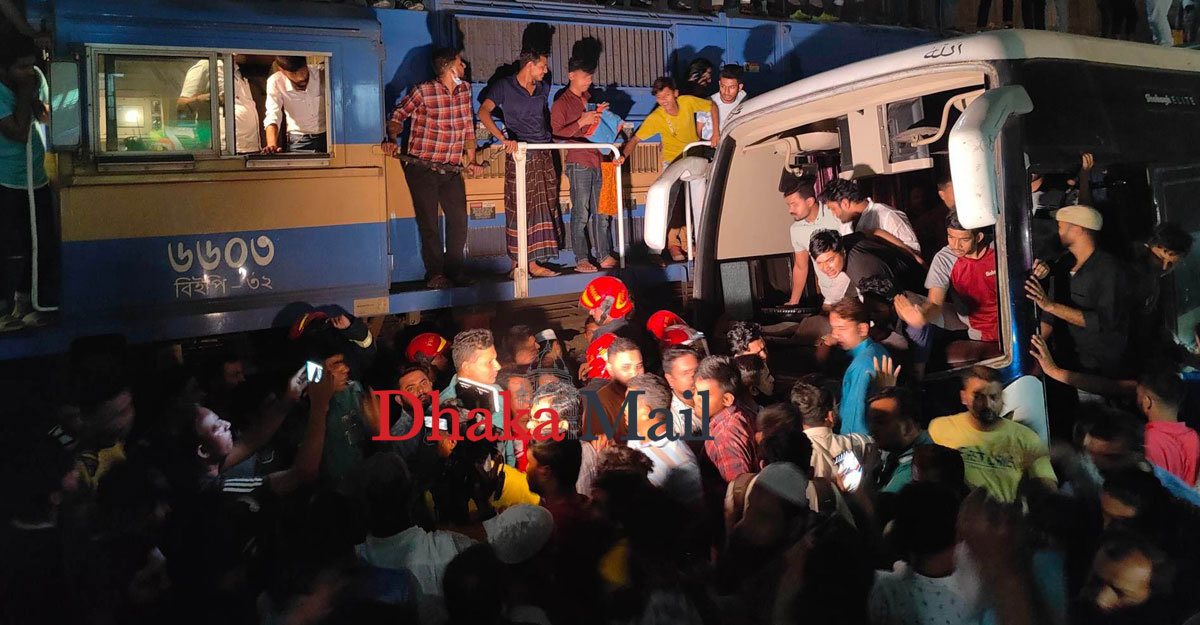 বাসে ট্রেনের ধাক্কা, অল্পে রক্ষা পেলেন চালক-হেলপার
