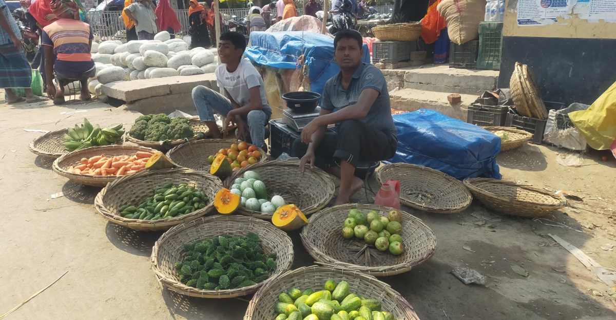 চাঁপাইনবাবগঞ্জে বেড়েছে নিত্য পণ্যের দাম, বিপাকে সাধারণ মানুষ