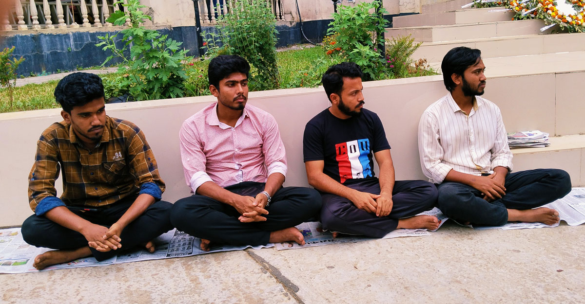 প্রক্টরের পদত্যাগ দাবিতে আমরণ অনশনে কুবির ৪ শিক্ষার্থী