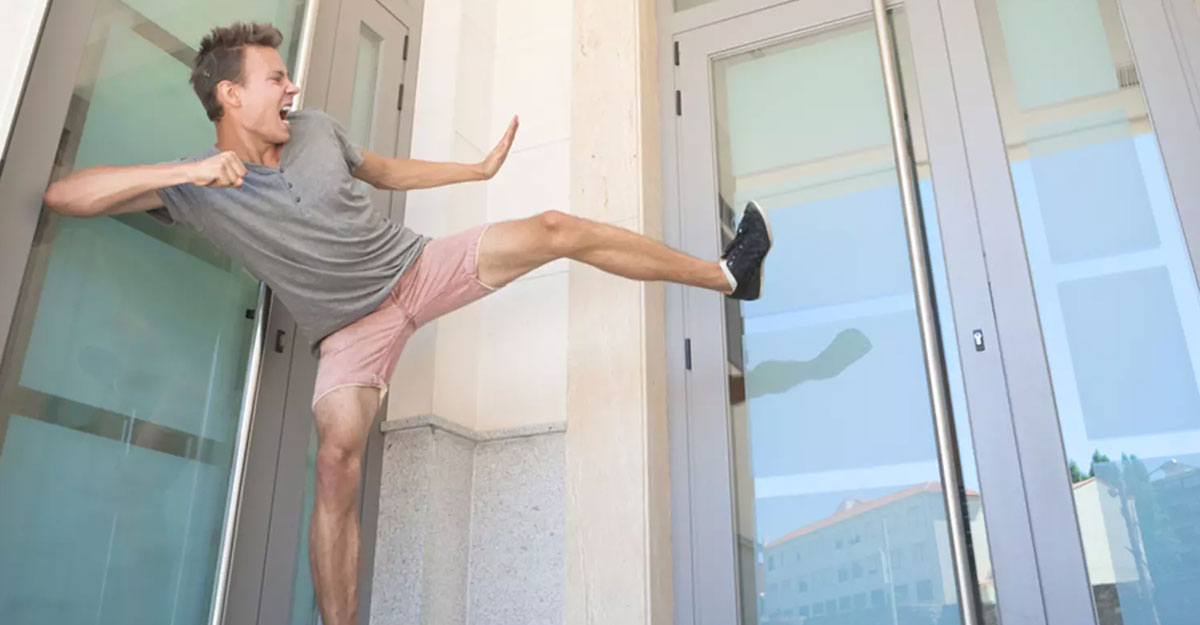 রেগে গেলে মানুষ দরজা বন্ধ করে কেন?