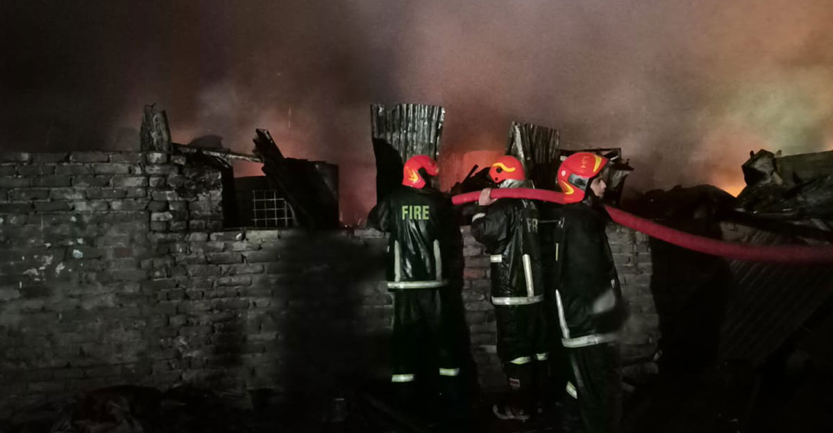 ঢাকার কাপ্তান বাজারে আগুন