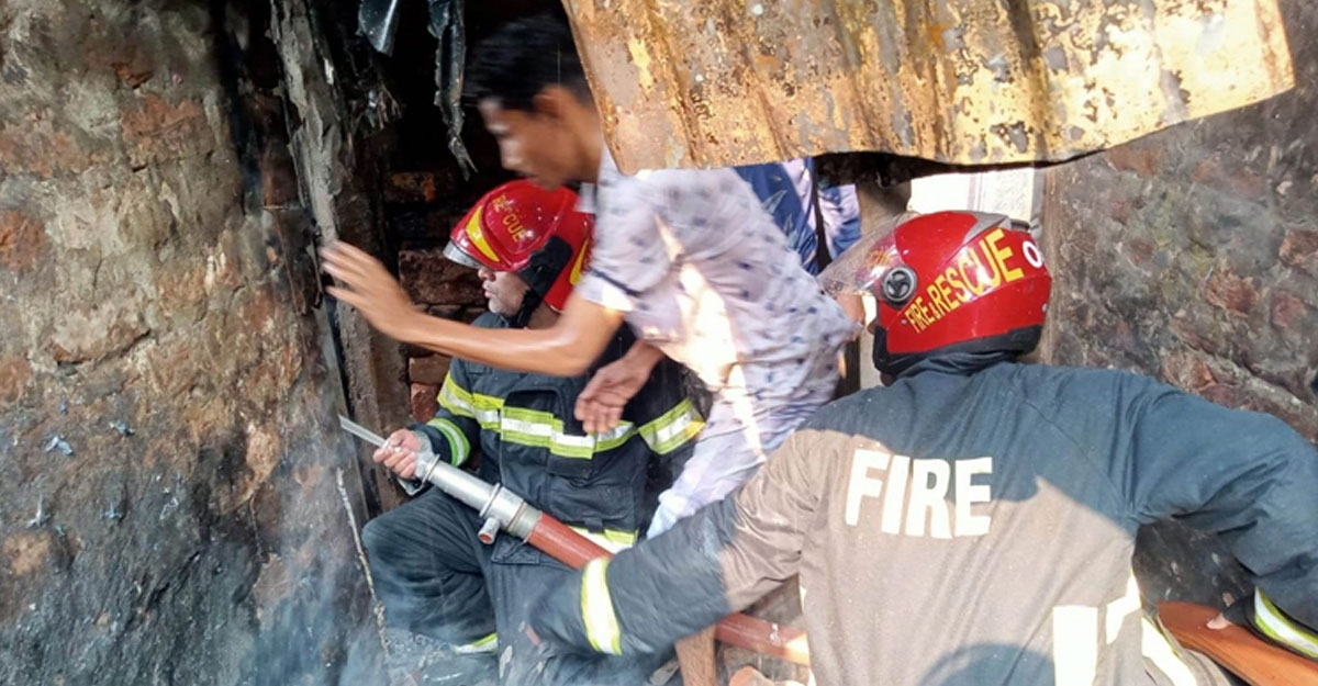 দেড় ঘণ্টার চেষ্টায় নিভল সাত তলা বস্তির আগুন