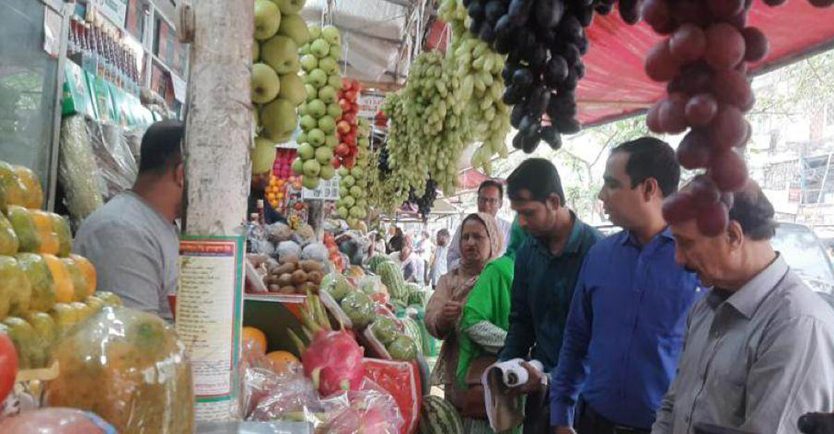বাদামতলীর ১৫০ টাকার আঙ্গুর হাতিরপুলে ২৫০, ধরলেন ম্যাজিস্ট্রেট