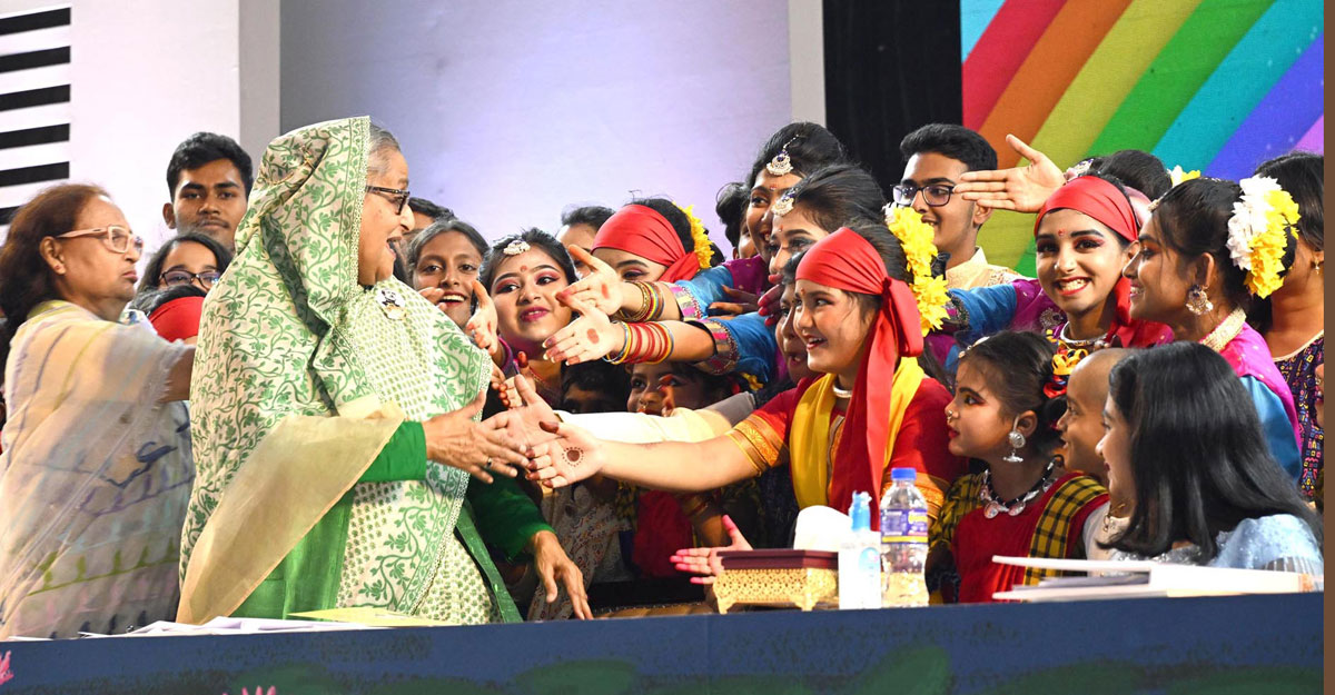 প্রধানমন্ত্রীকে কাছে পেয়ে বাঁধভাঙা উচ্ছ্বাসে মাতল শিশুরা