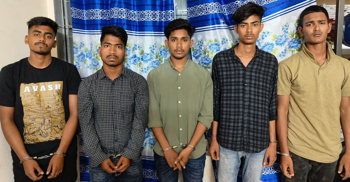 পর্যটককে ছুরিকাঘাত, কক্সবাজারে ৫ ছিনতাইকারী আটক