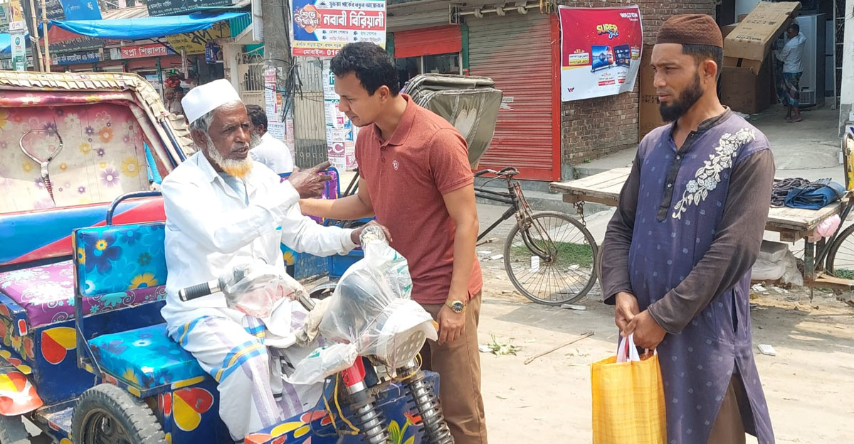 ছিন্নমূল মানুষের মাঝে আনসার সদস্যের গরুর মাংস বিতরণ