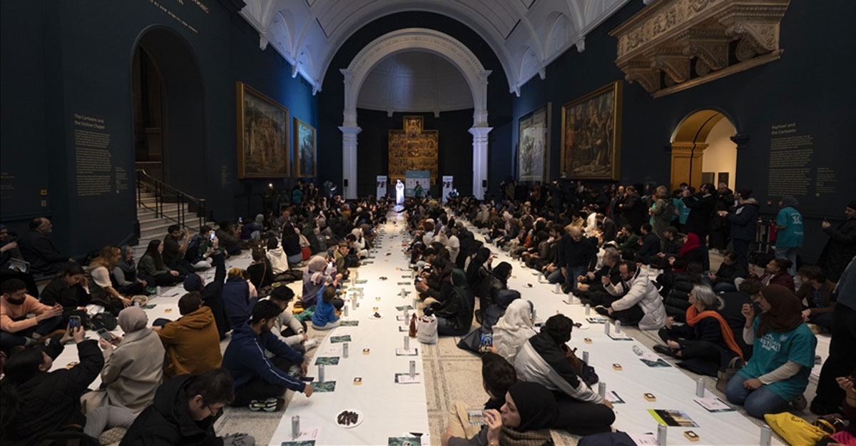 লন্ডনের বিখ্যাত জাদুঘরে ইফতারের আয়োজন