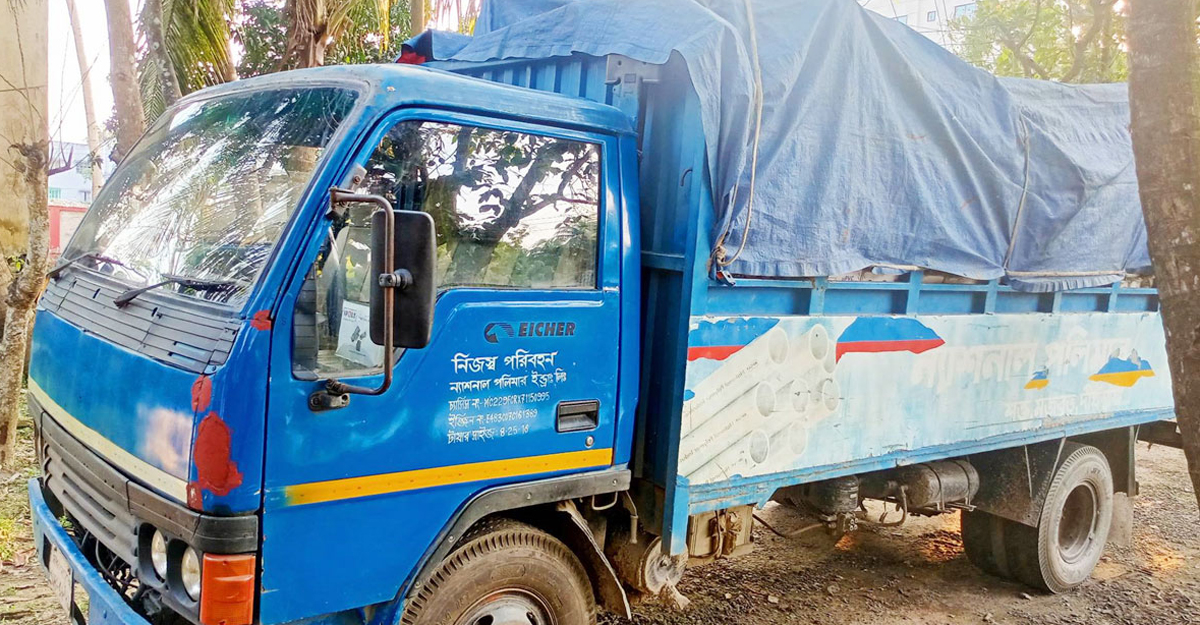 ঝালকাঠি ডিসির গাড়িকে ধাক্কা, ট্রাকচালক কারাগারে