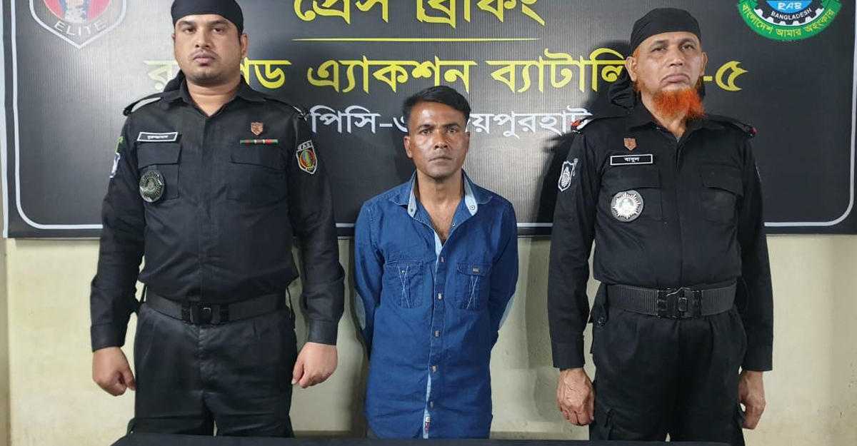 গোপনে কাপড় বদলানোর ভিডিও ধারণ করে ব্ল্যাকমেইলের পর ধর্ষণ