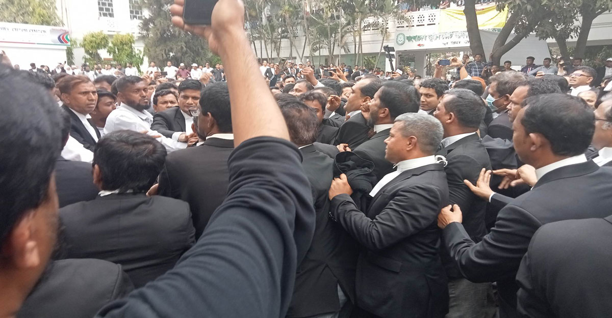 নির্বাচন নিয়ে আজও আ.লীগ ও বিএনপিপন্থী আইনজীবীদের ধস্তাধস্তি
