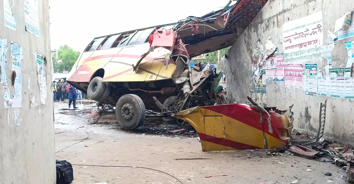 ‘বিকট শব্দে আছড়ে পড়ে ইমাদ পরিবহনের বাসটি’