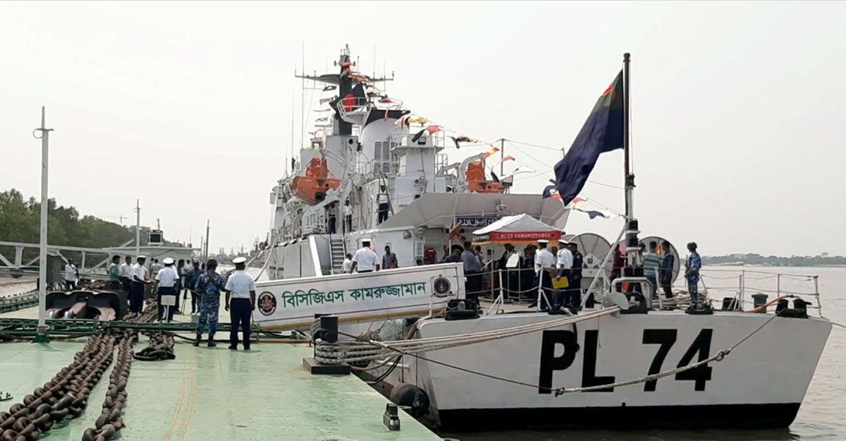 স্বাধীনতা দিবসে মোংলায় উন্মুক্ত হলো দুই যুদ্ধ জাহাজ