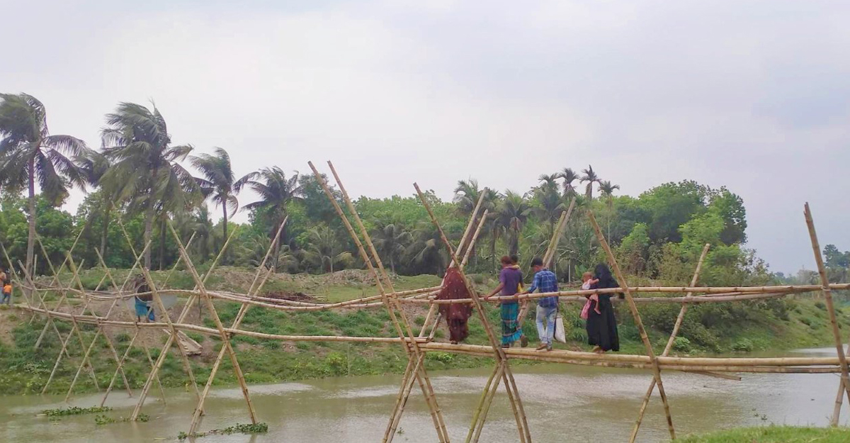 বাঁশের সাঁকোই পারাপারের শেষ ভরসা