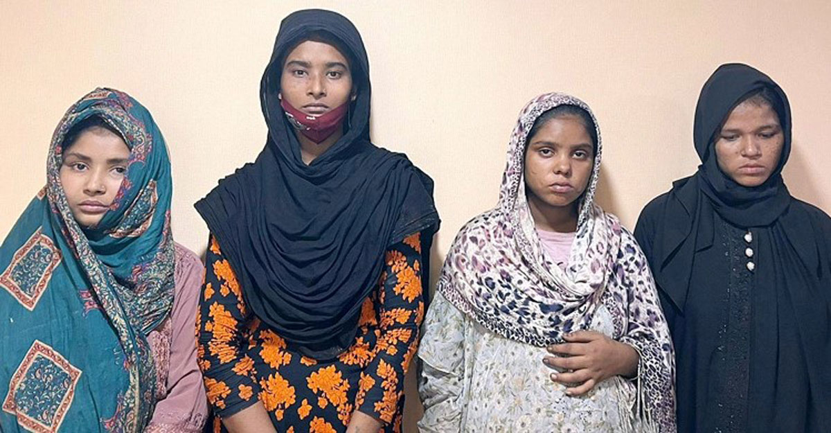 অভিনব কায়দায় সংঘবদ্ধভাবে ছিনতাই করতেন তারা