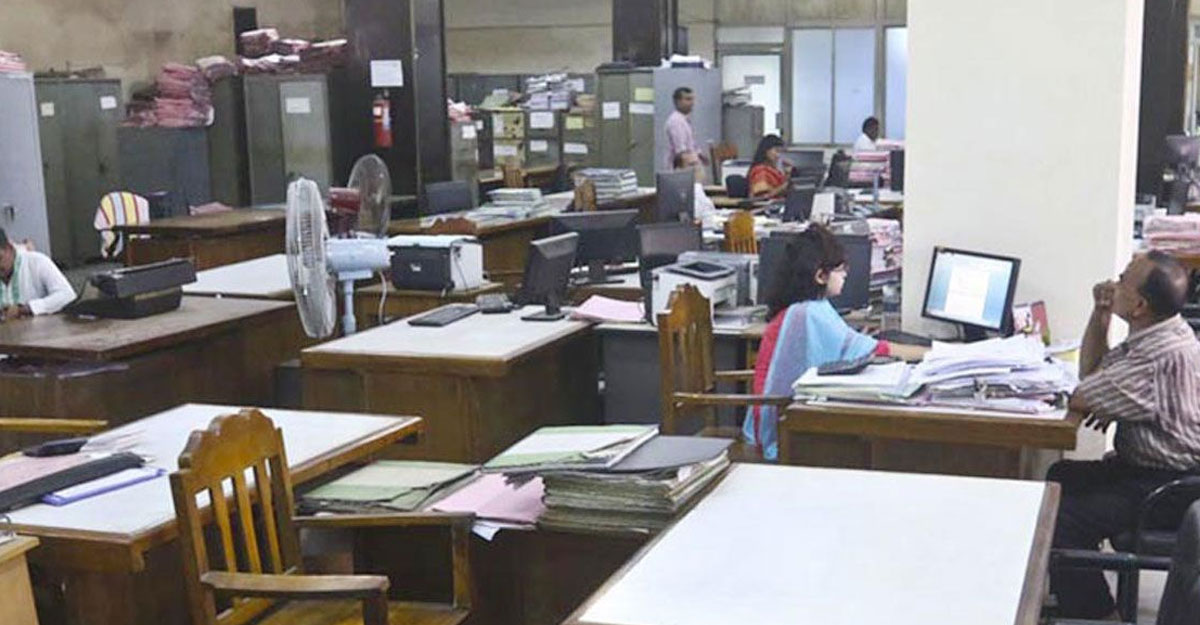 আজ থেকে নতুন সময়ে অফিস, ব্যাংকে লেনদেন আড়াইটা পর্যন্ত