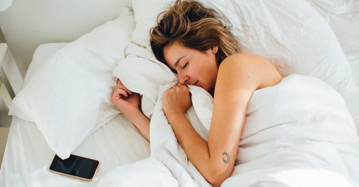 আপনি কি বালিশের নিচে ফোন রেখে ঘুমিয়ে পড়েন?