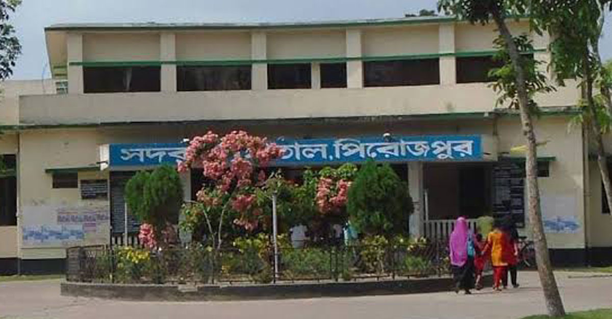 মোটরসাইকেলে বাসের ধাক্কা: স্ত্রী নিহত, স্বামী-সন্তান গুরুতর আহত