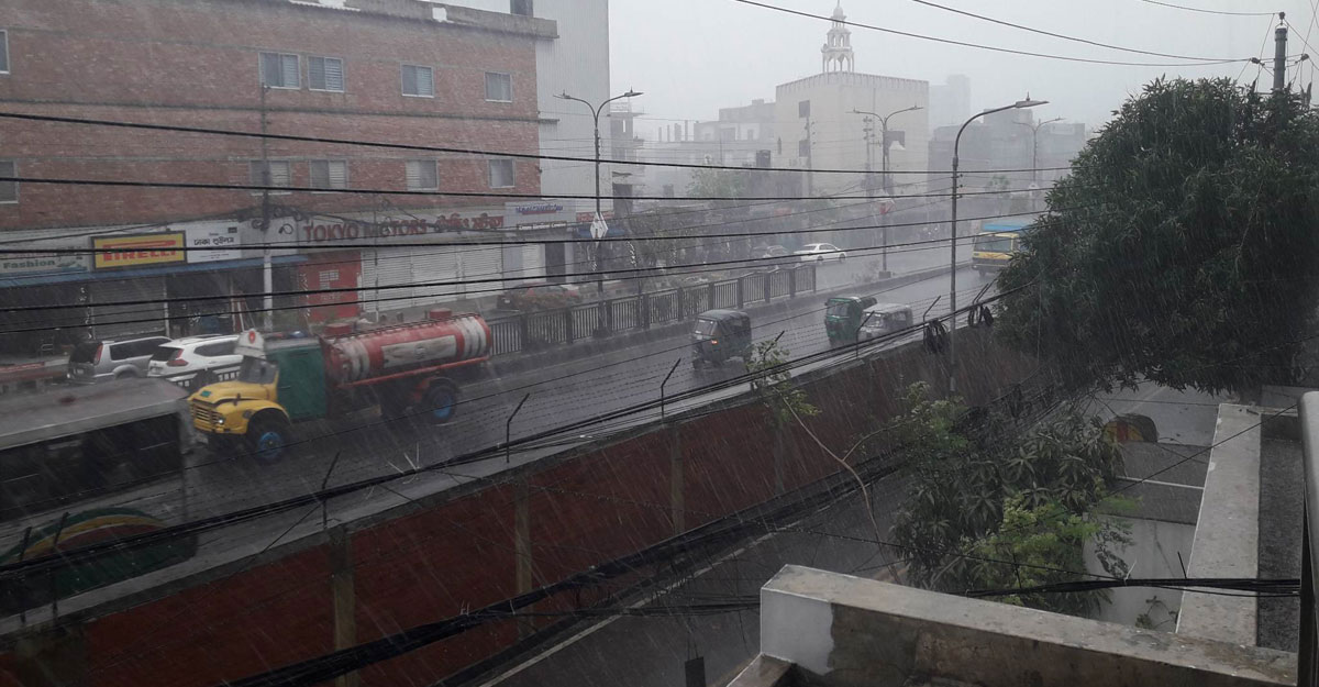 রাজধানীতে হঠাৎ ঝড়-বৃষ্টি