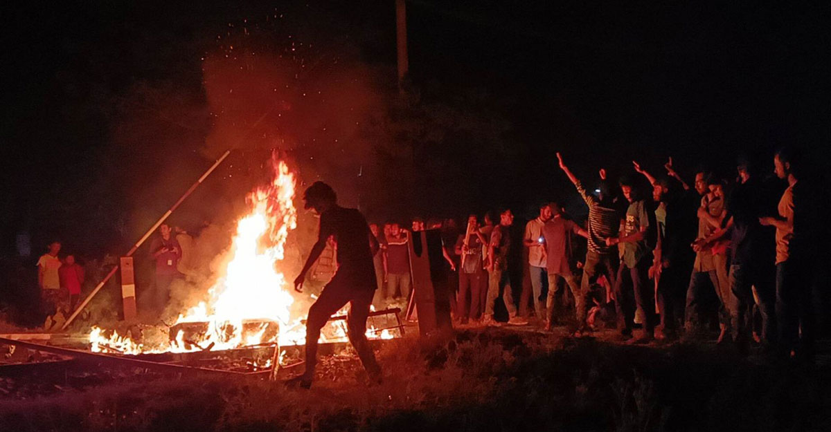 রাবি সংঘর্ষ: ছাত্রলীগ-শিক্ষার্থীদের মুখোমুখি দাঁড় করিয়েছে