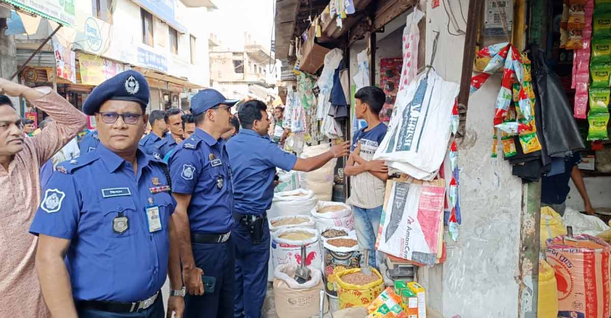 সাতক্ষীরায় পণ্যের মূল্য বেশি নিলে ব্যবস্থার হুঁশিয়ারি পুলিশের