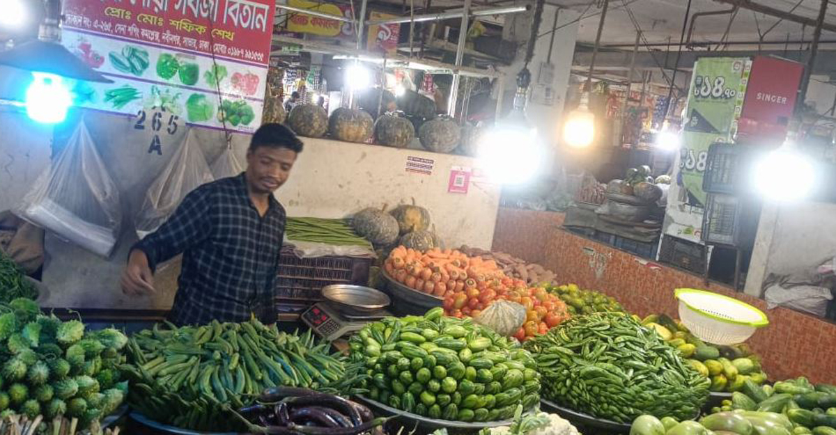 বাড়ছে নিত্যপণ্যের দাম, ঘামছে জনগণ