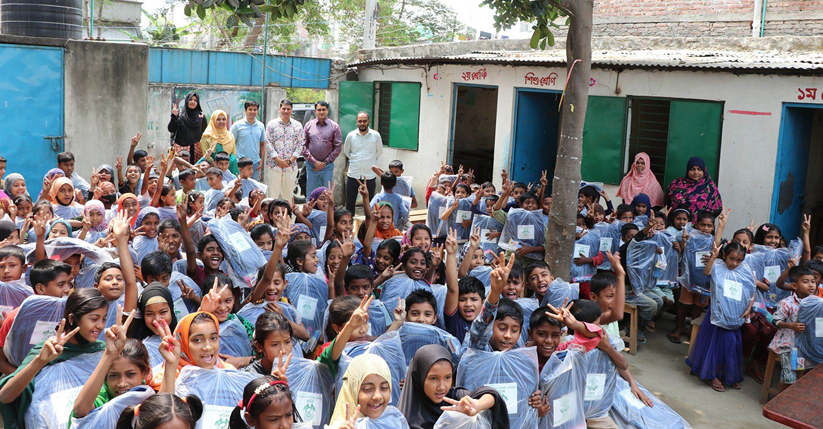 সুবিধাবঞ্চিত ২০০ শিক্ষার্থী পেল এইচএসএফের স্কুলব্যাগ
