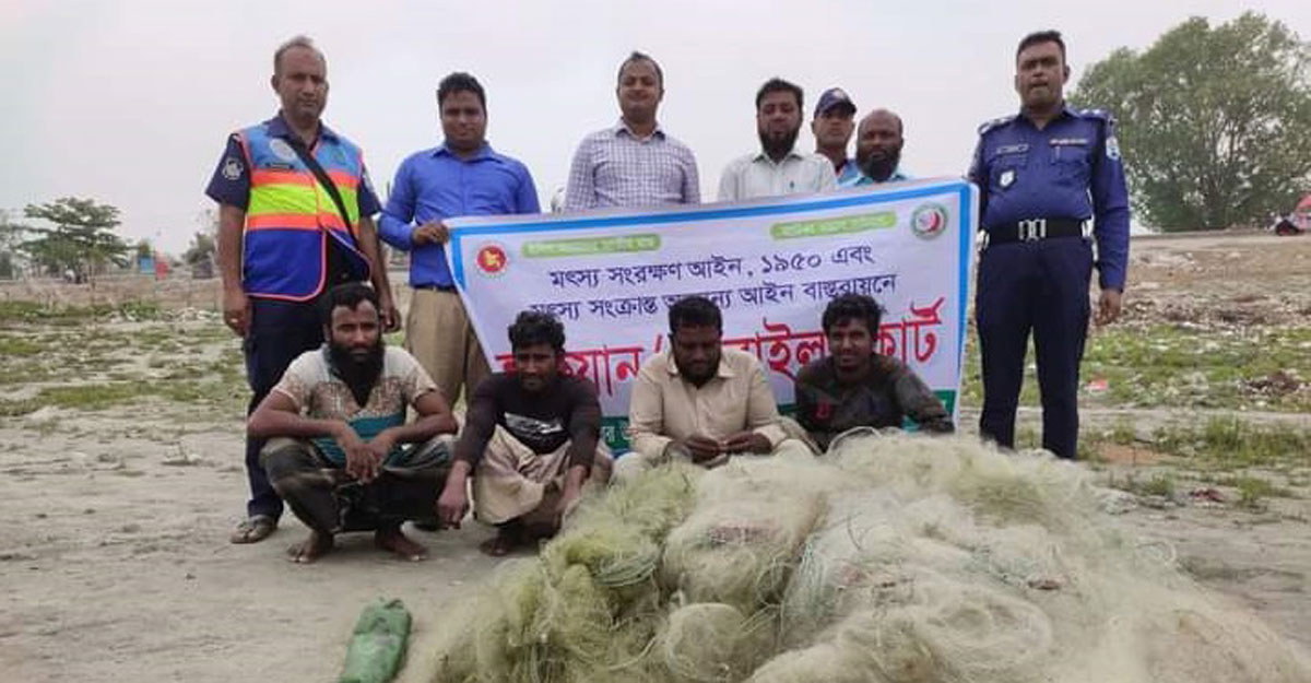 যমুনায় জাটকা ইলিশ নিধন: ৪ জেলে আটক, কারেন্ট জালে আগুন