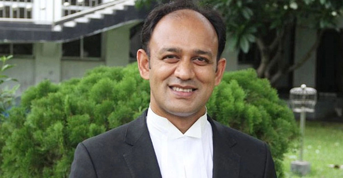 এবার মঞ্চ ভেঙে পড়লেন ব্যারিস্টার সুমন