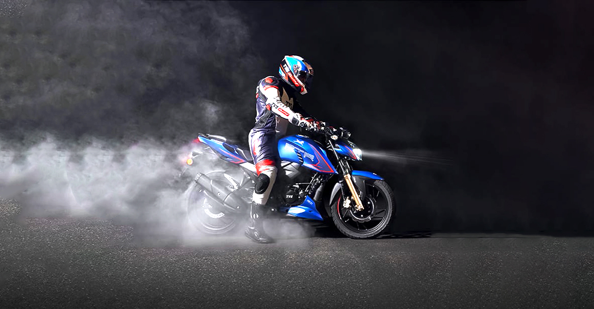 টিভিএস অ্যাপাচি স্পোর্টস বাইক ছুটছে দুর্দান্ত গতিতে