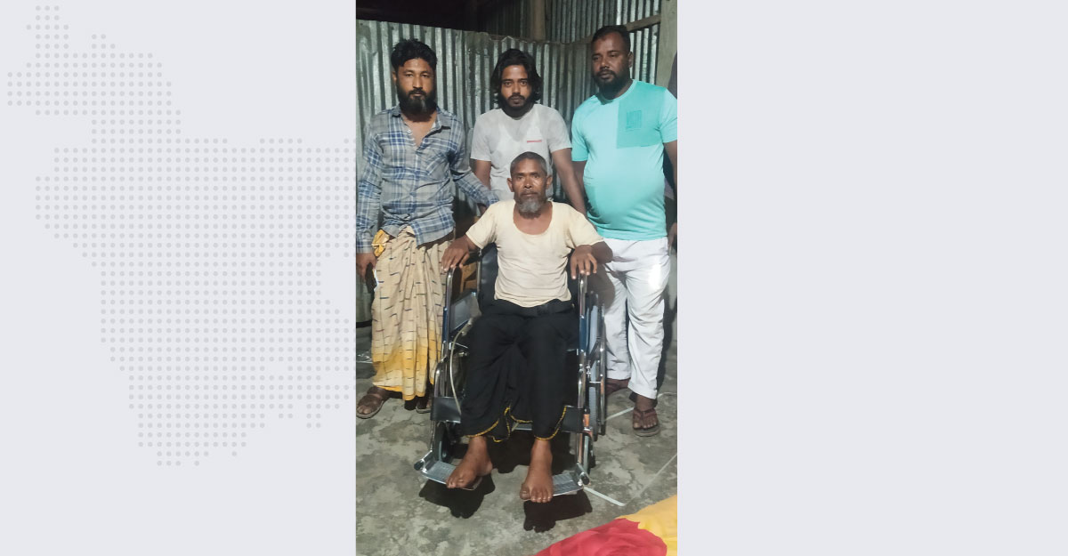 ঢাকা মেইলে সংবাদ প্রকাশের পর হুইল চেয়ার পেলেন জমির উদ্দিন