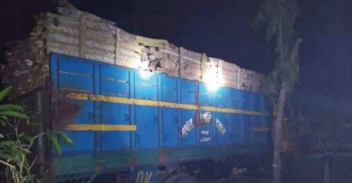 উখিয়ায় কাঠবোঝাই ট্রাক জব্দ