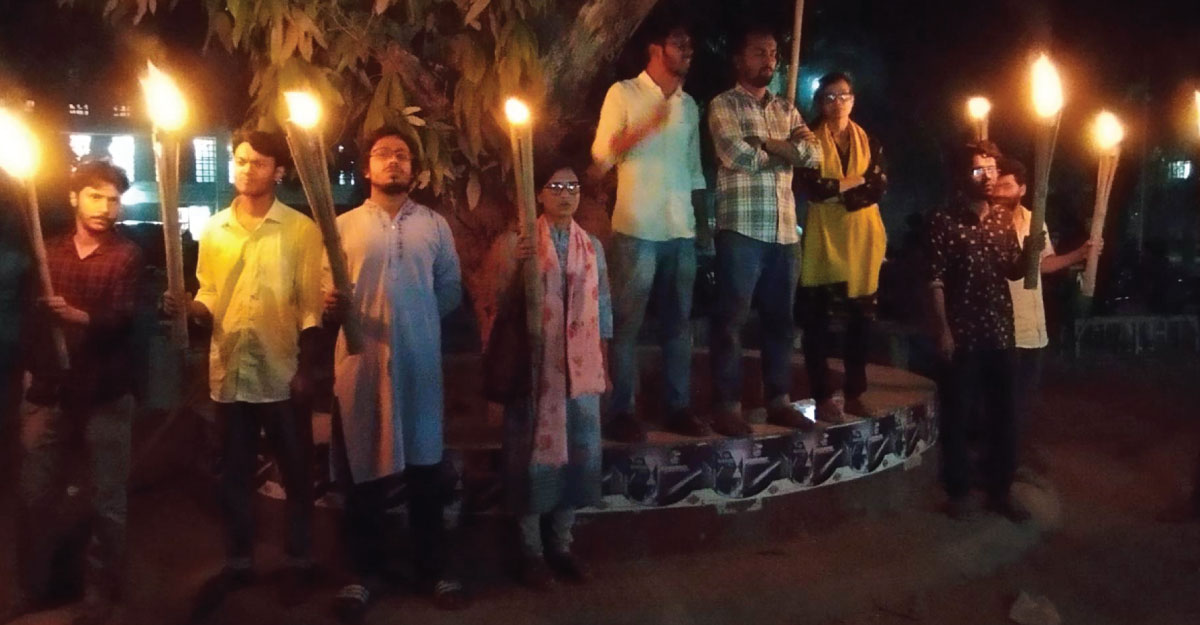 রাবিতে সংঘর্ষের ঘটনায় জড়িতদের শাস্তির দাবিতে মশাল মিছিল