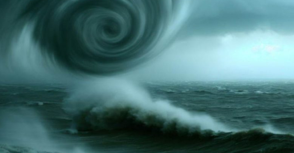 ঘণ্টায় ৬২ কিলোমিটার বেগে ধেয়ে আসছে মোখা, বন্দরে ২ নম্বর সংকেত