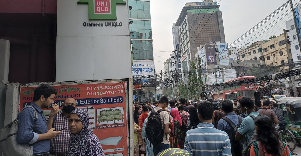 ছাড়ে কিনতে দুই ঘণ্টা আগে থেকে ক্রেতাদের দীর্ঘ লাইন