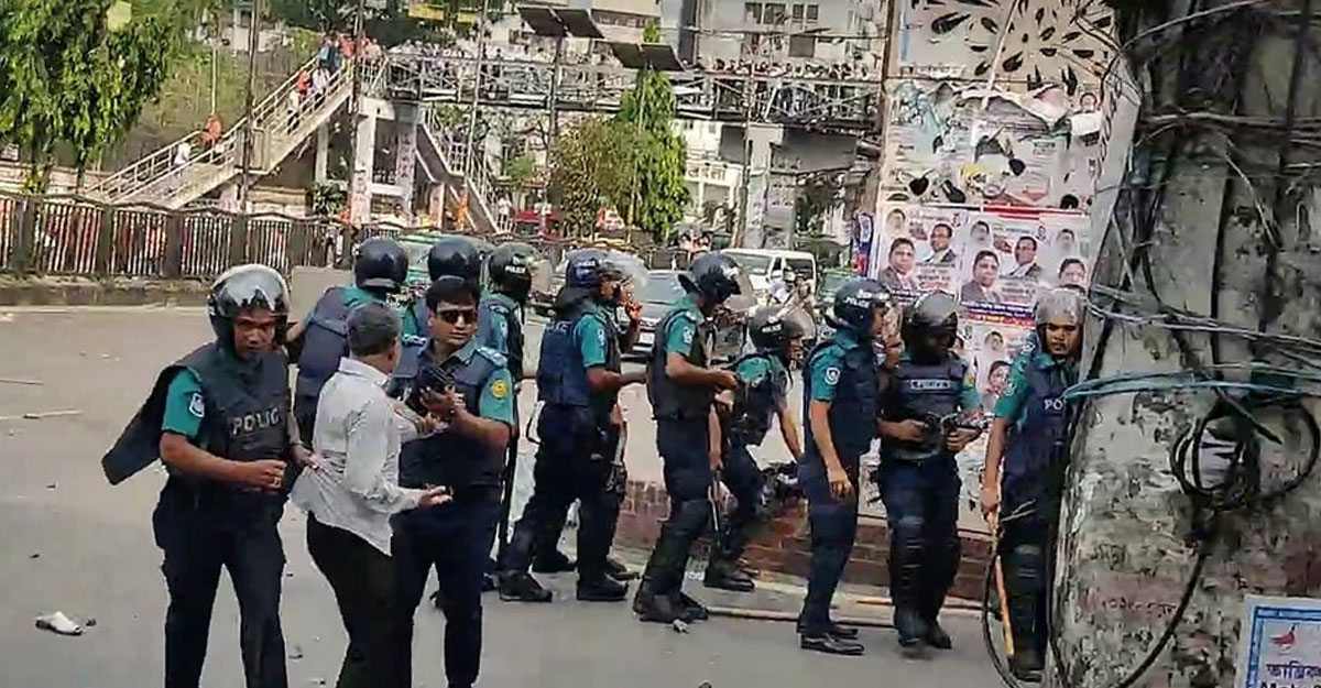 সায়েন্সল্যাবে পুলিশ-বিএনপির ধাওয়া-পাল্টা ধাওয়া, বাসে আগুন