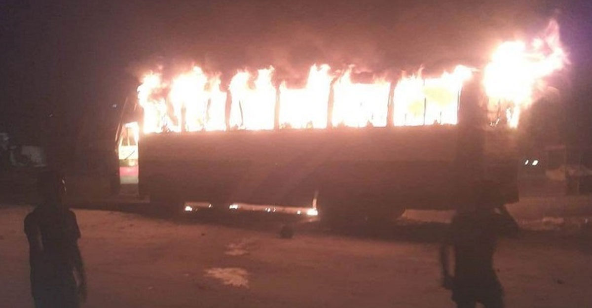 সাইনবোর্ডে ‘রহস্যজনক' আগুনে পুড়ল দাঁড়িয়ে থাকা বাস