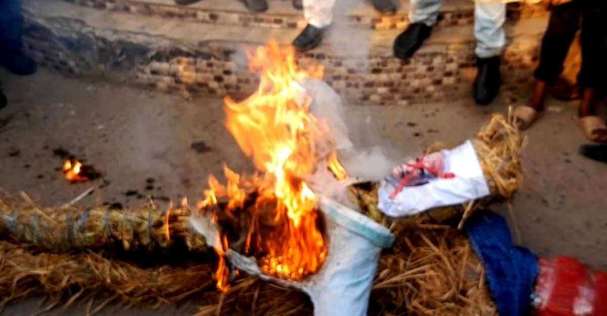 লক্ষ্মীপুরে বিএনপি নেতা চাঁদের কুশপুত্তলিকা দাহ